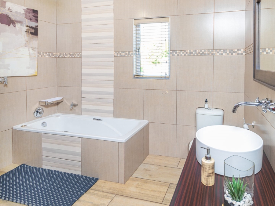 6 Bedroom Property for Sale in Kosmos Ridge North West